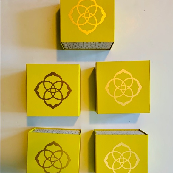 Kendra Scott gift wrap boxes with bow - Picture 6 of 7